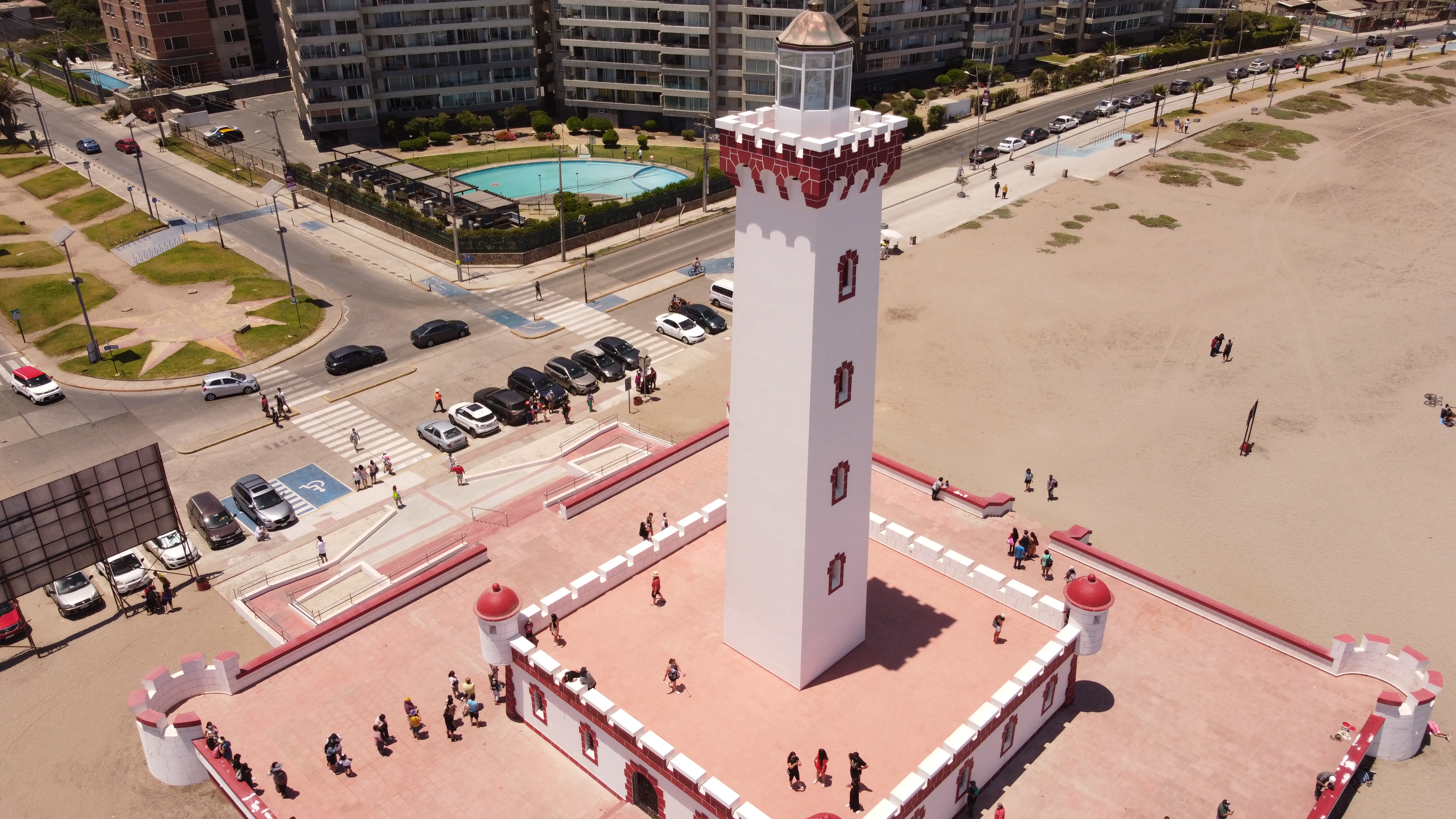 Faro Monumental de La Serena de estilo neocolonial frente al océano Pacífico