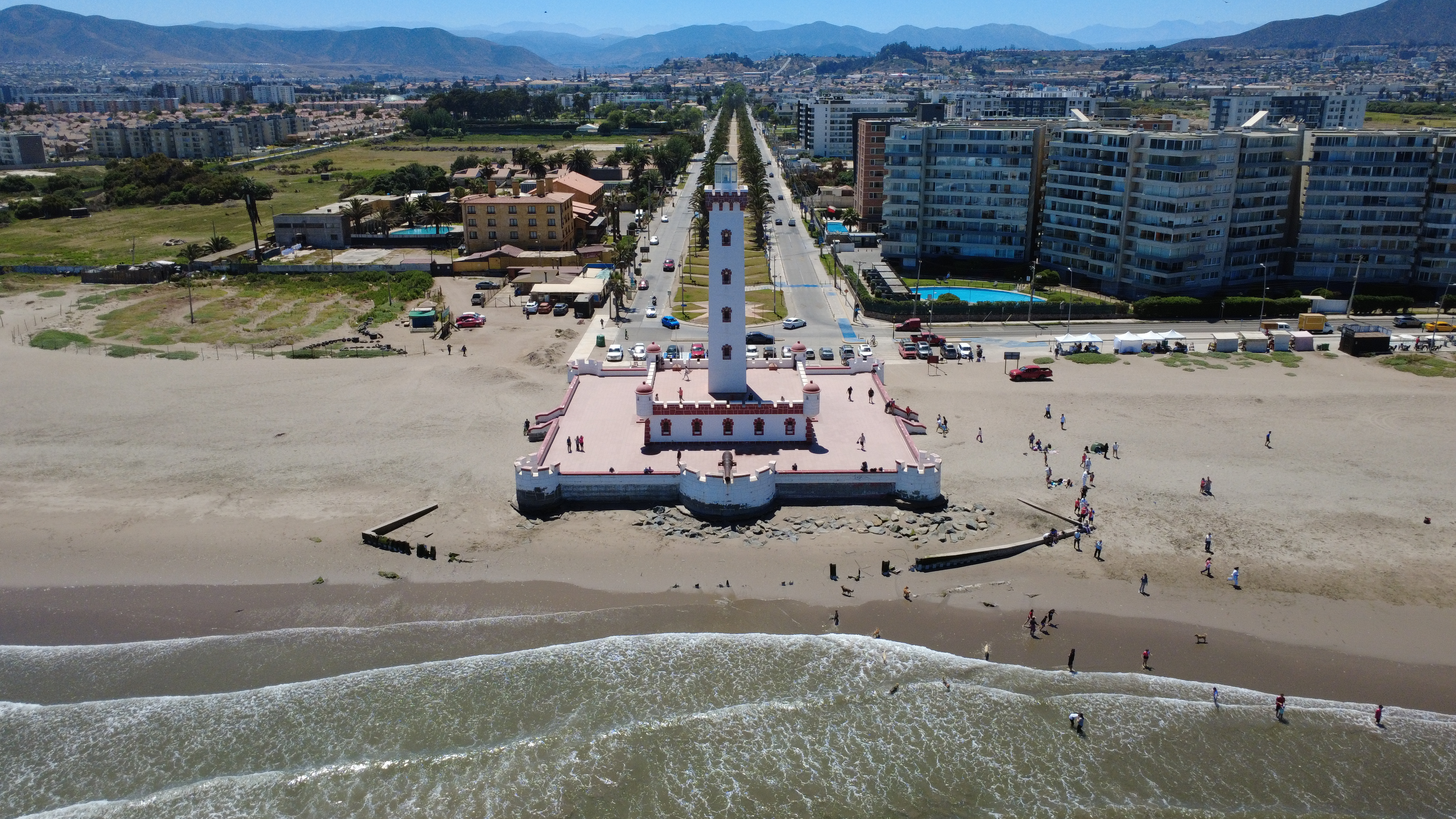 Faro Monumental de La Serena de estilo neocolonial frente al océano Pacífico