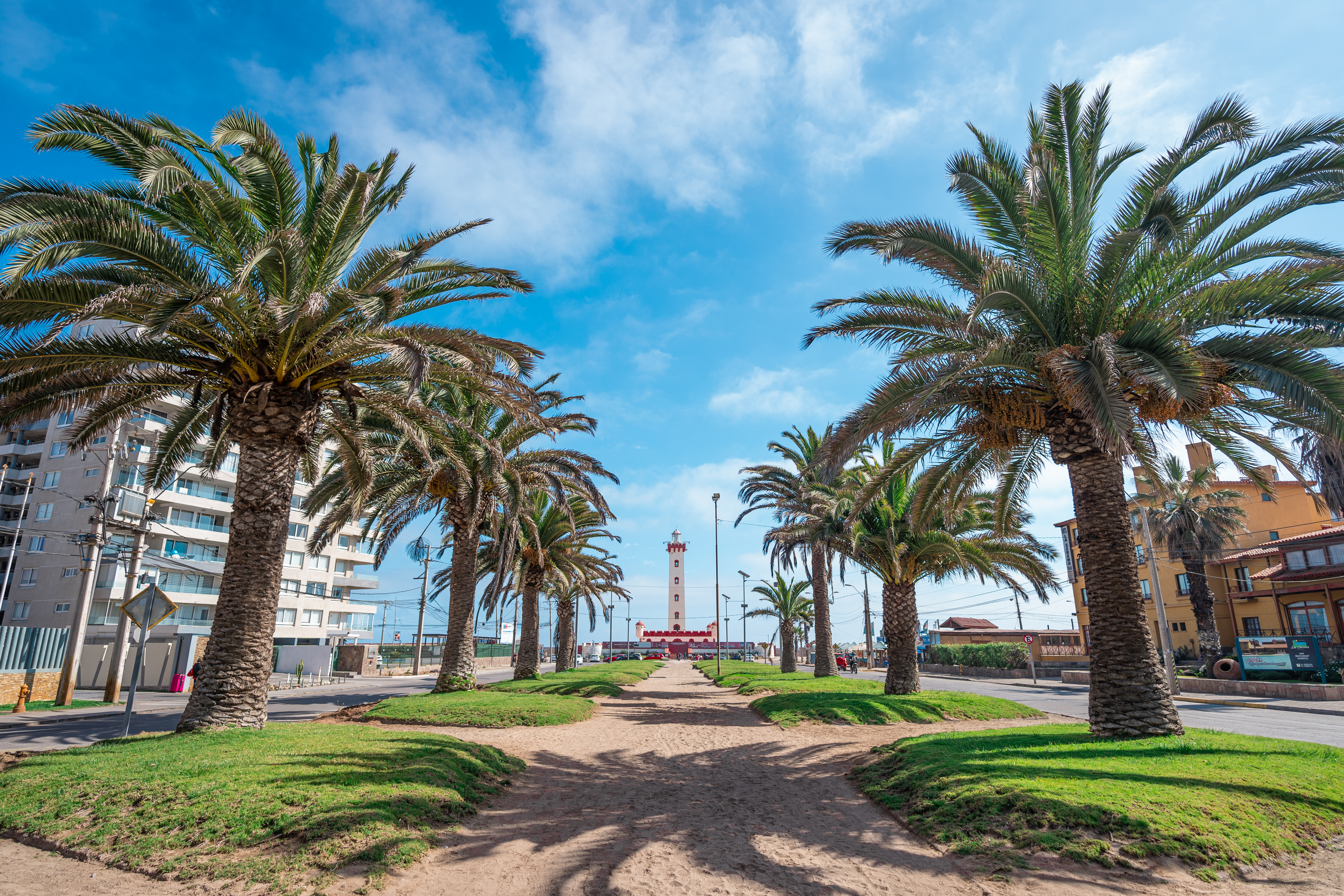 Faro Monumental de La Serena de estilo neocolonial frente al océano Pacífico