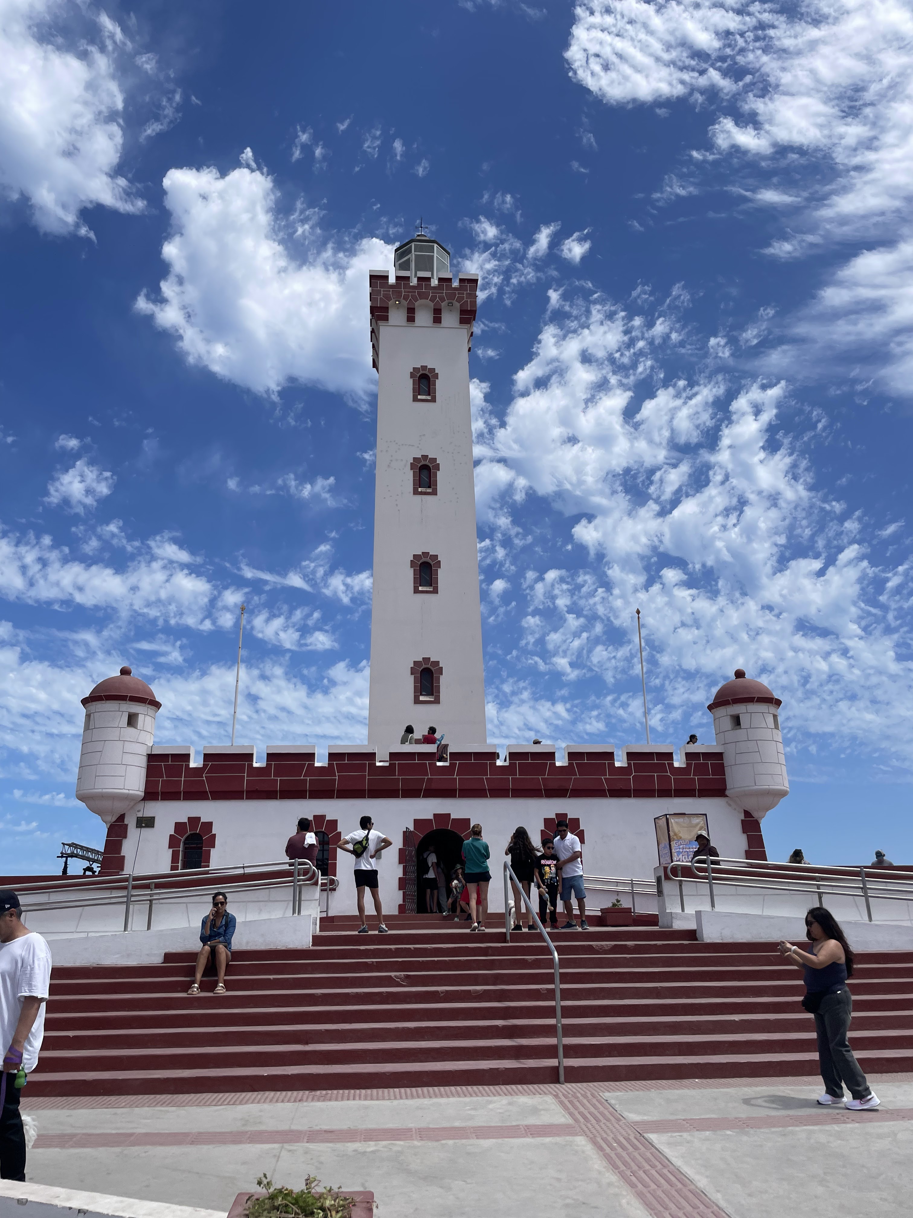 Faro Monumental de La Serena de estilo neocolonial frente al océano Pacífico