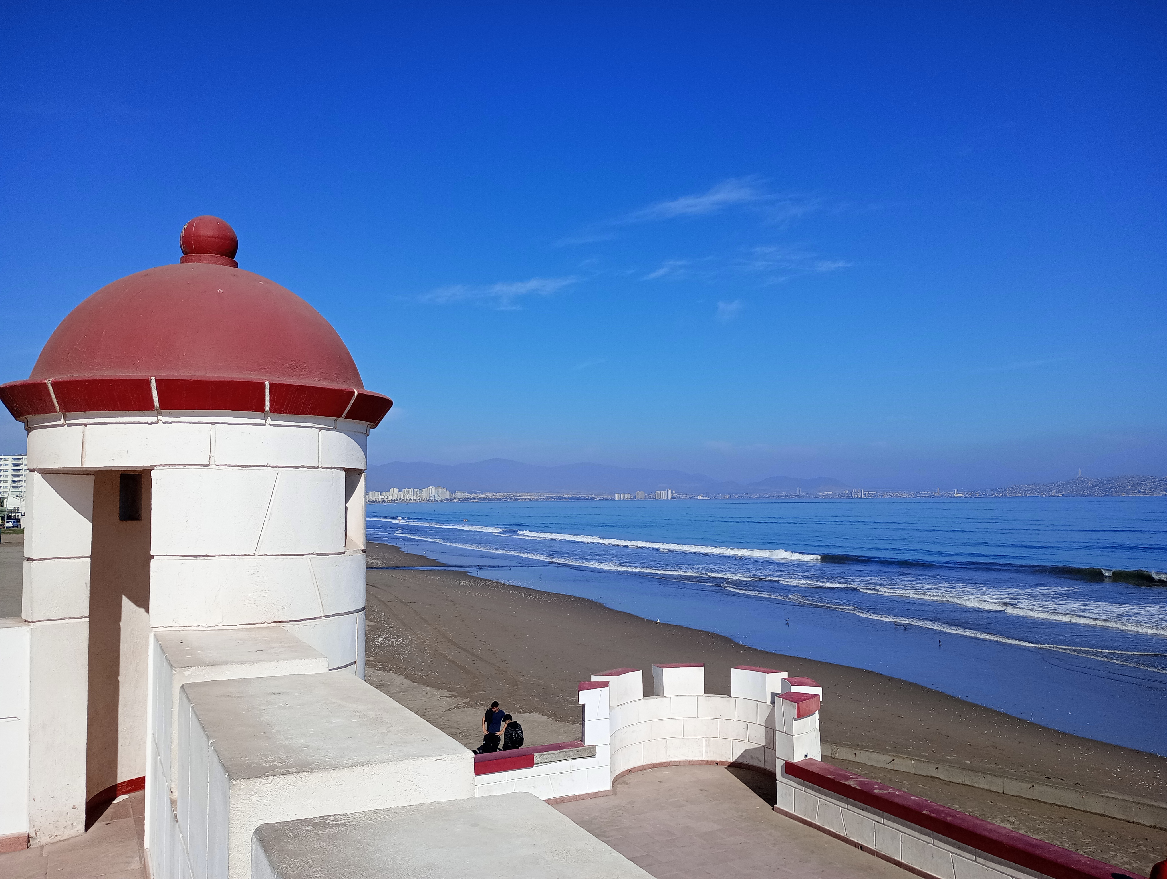 Faro Monumental de La Serena de estilo neocolonial frente al océano Pacífico