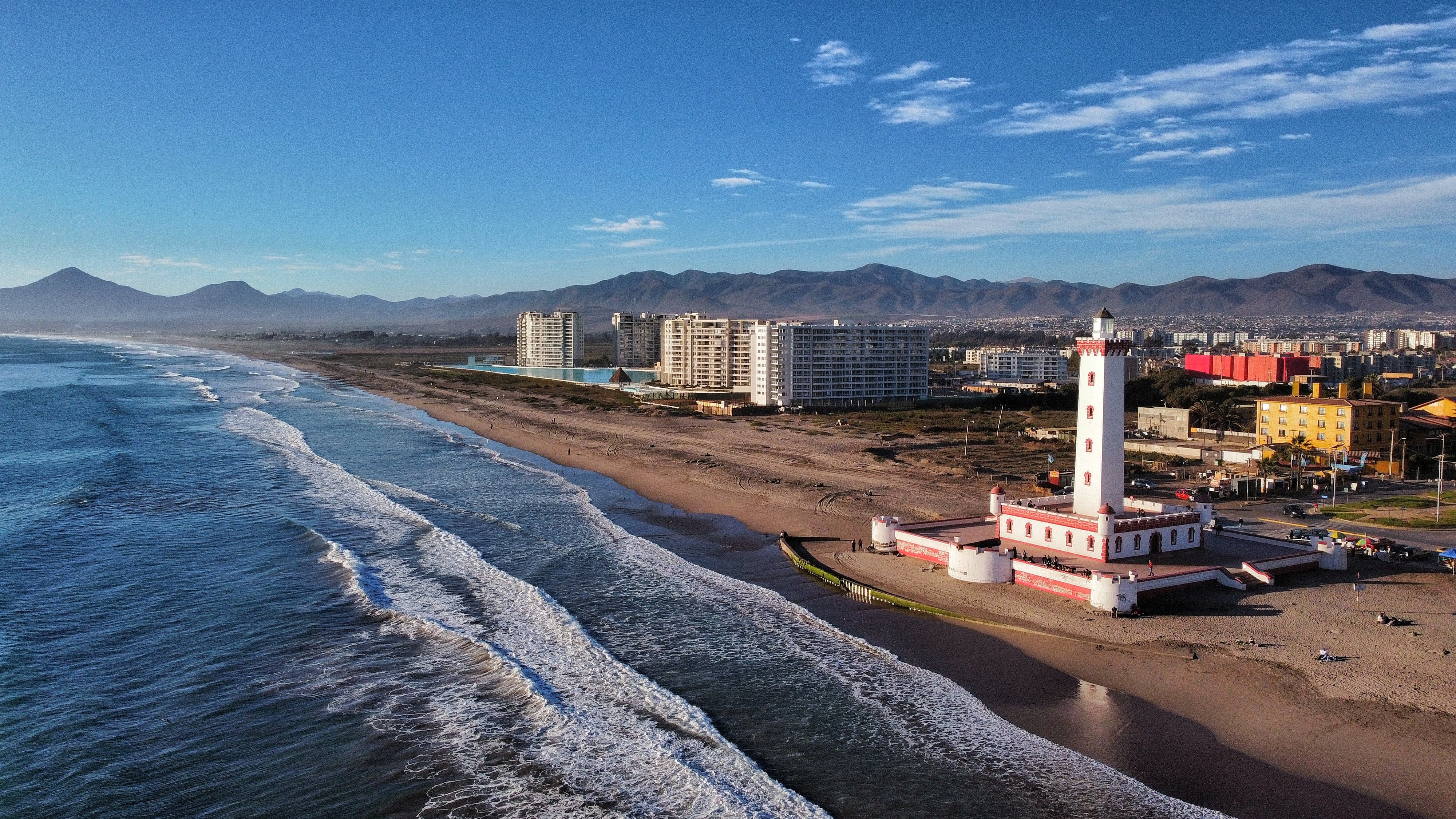 Faro Monumental de La Serena de estilo neocolonial frente al océano Pacífico